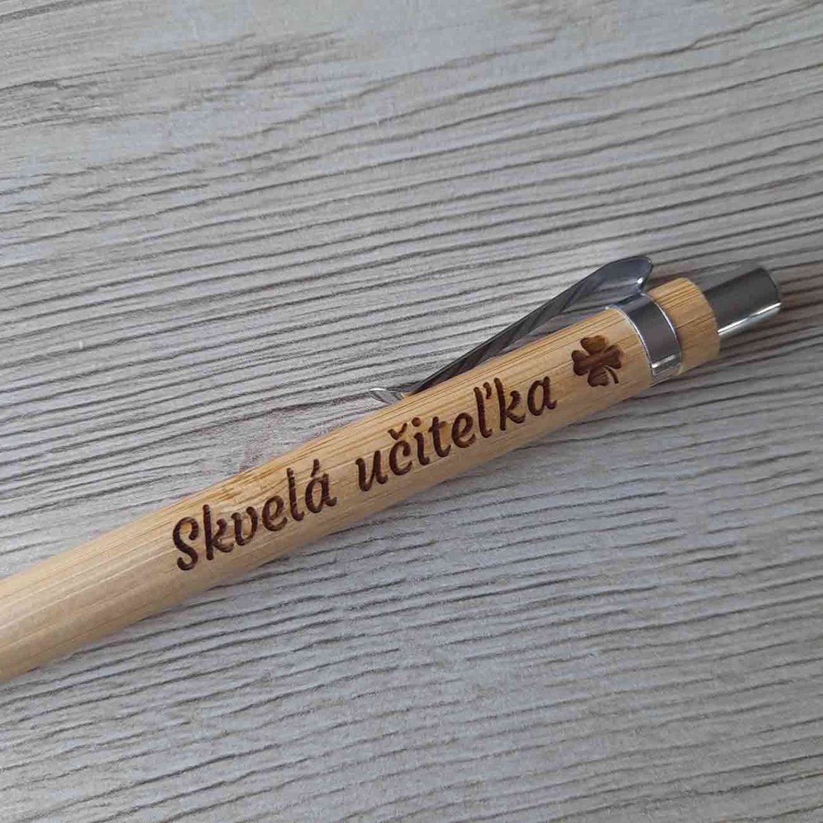 Originálne drevené pero pre učiteľku so štvorlístkom
