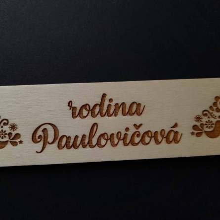 Moderná menovka na dvere s ľudovým vzorom