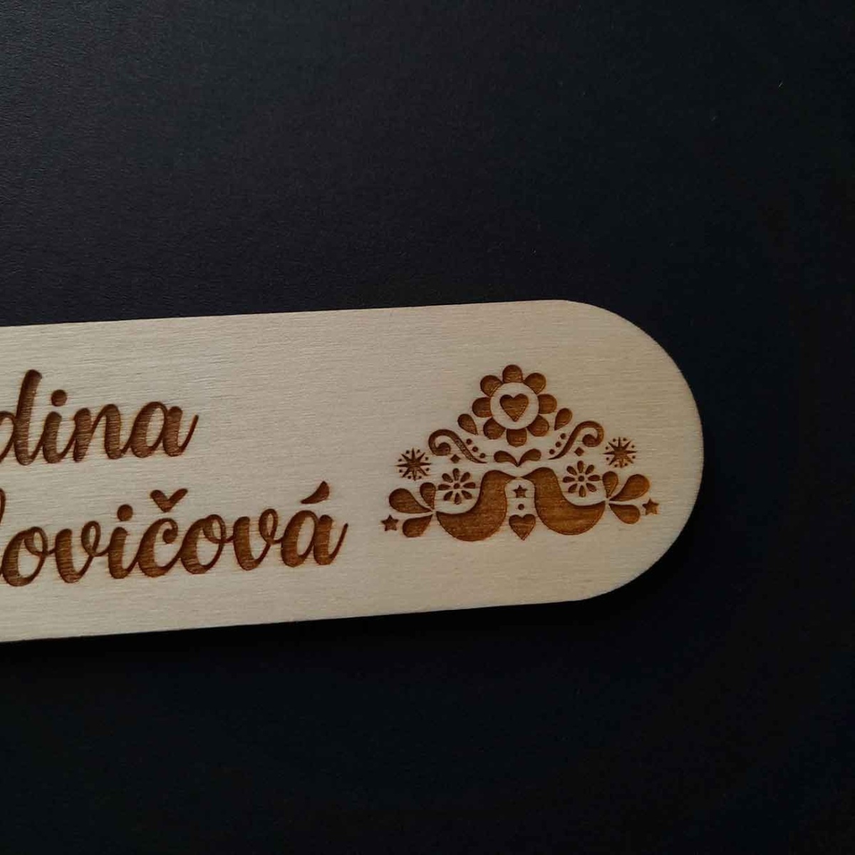 Originálna menovka z dreva s ľudovými vzormi gravírovaná a vyrezávaná laserom