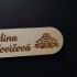 Originálna menovka z dreva s ľudovými vzormi gravírovaná a vyrezávaná laserom