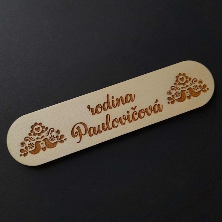 Drevená menovka na vstupné dvere s gravírovaným ľudovým motívom