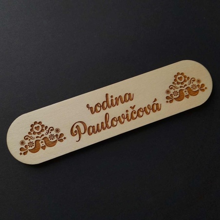 Drevená menovka na vstupné dvere s gravírovaným ľudovým motívom