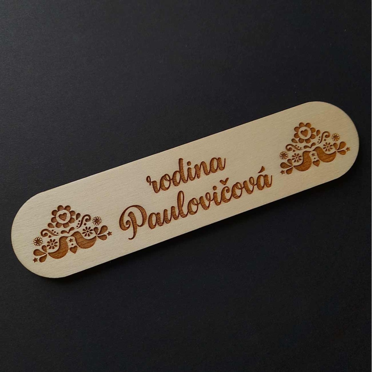 Drevená menovka na vstupné dvere s gravírovaným ľudovým motívom