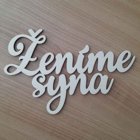 Drevený nápis na aranžovanie do svadobného venca na dvere s textom Ženíme syna, vyrezávaný laserom z preglejky