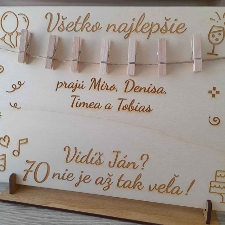 Veľká drevená tabuľka so štipcami na peniaze k narodeninám. Vidíš? 70 nie je až tak veľa!