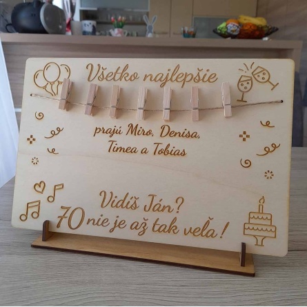 Drevená gravírovaná tabuľka so štipcami na peniaze Všetko najlepšie. Vidíš? 40 nie je až tak veľa!