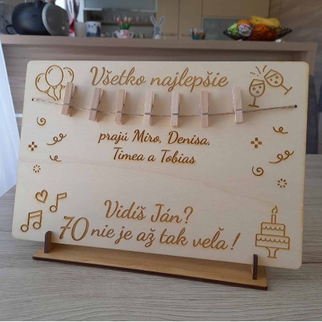 Drevená gravírovaná tabuľka so štipcami na peniaze Všetko najlepšie. Vidíš? 40 nie je až tak veľa!