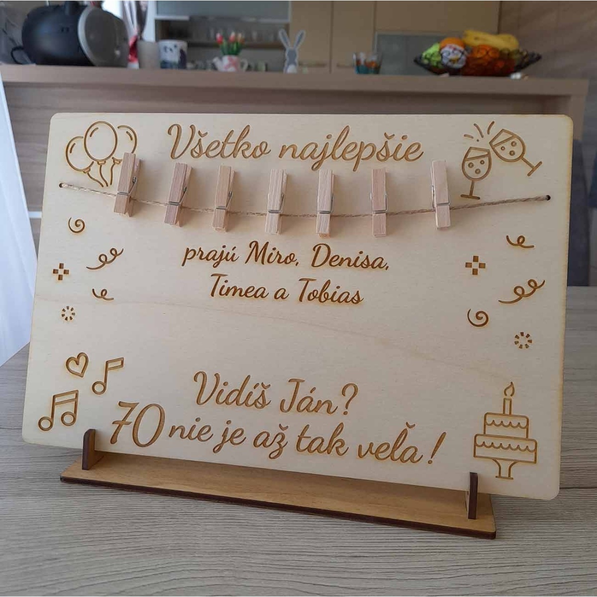 Drevená gravírovaná tabuľka so štipcami na peniaze Všetko najlepšie. Vidíš? 40 nie je až tak veľa!