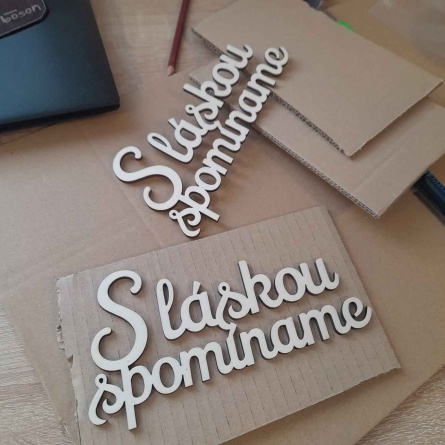 Veľký drevený výrez z preglejky na aranžovanie S láskou spomíname