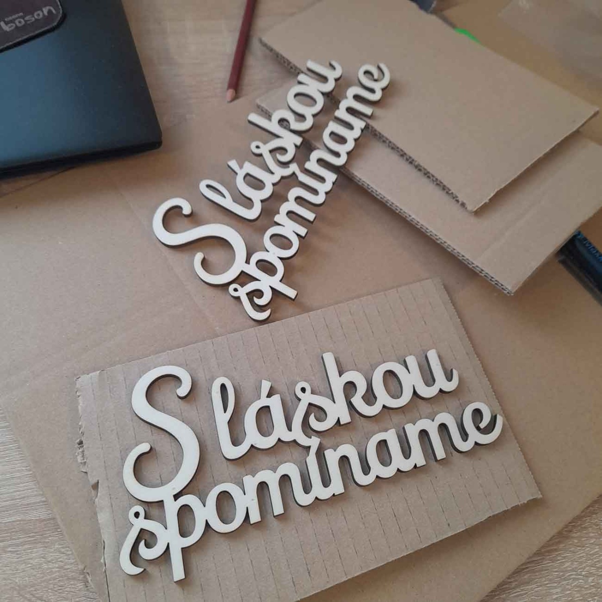 Veľký drevený výrez z preglejky na aranžovanie S láskou spomíname