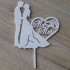 Svadobný zápich na vrch torty s postavičkami nevesty a ženícha so srdiečkom s textom Mr Mrs a obrúčkami