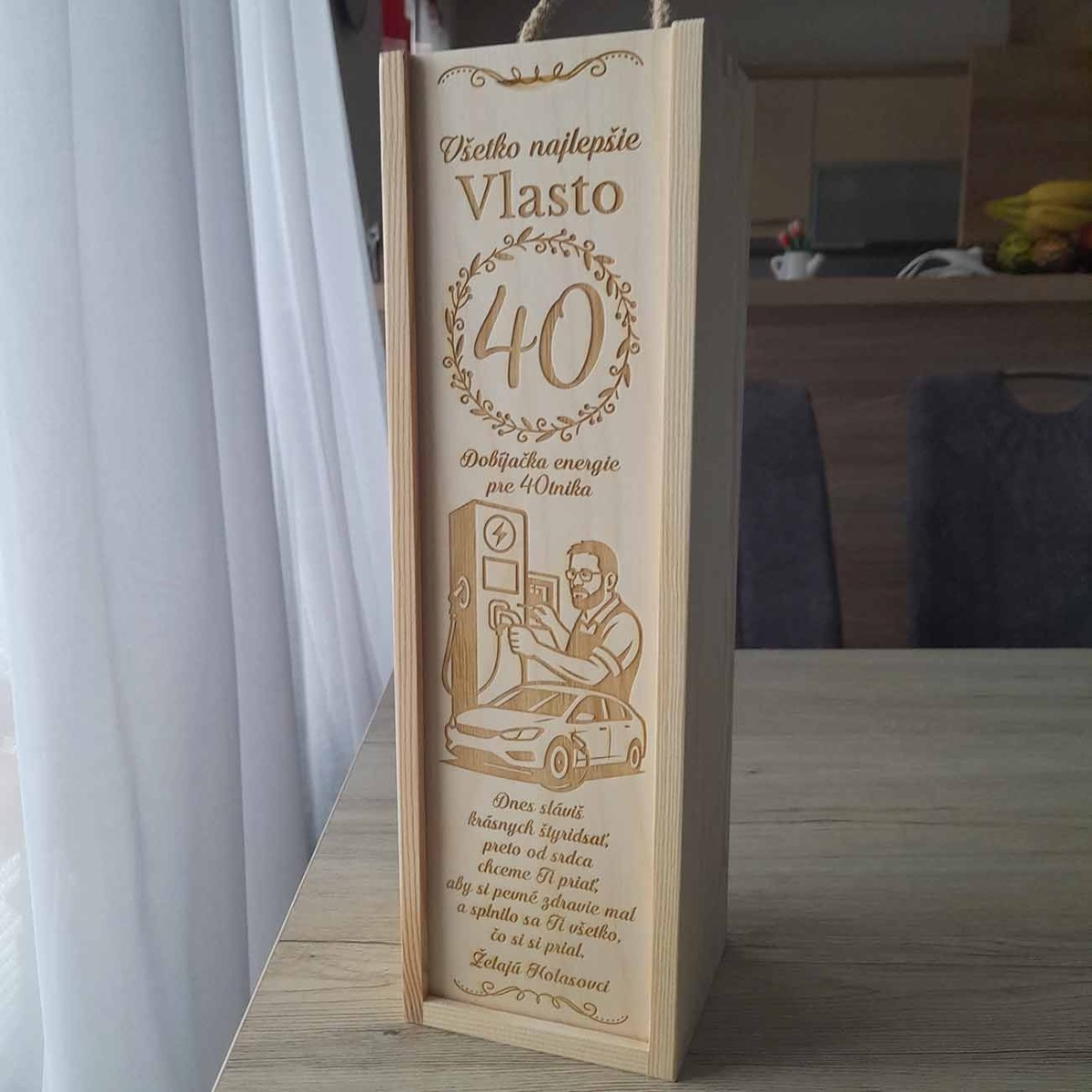 Drevený box na fľašu vína s gravírovanou ilustráciou a textom na mieru