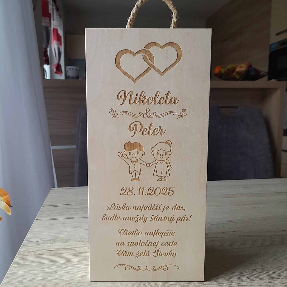 Svadobný drevený box na fľašu whisky a alkohol s gravírovaným textom a venovaním