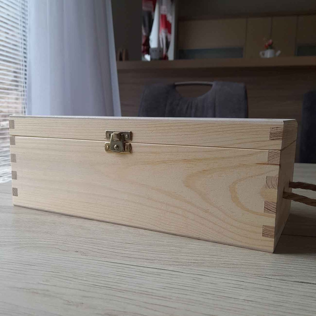 Drevený box na whisky s vlastným gravírovaným textom bude originálnym svadobným darčekom pre novomanželov