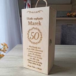 Drevený box na fľašu whisky a alkohol s gravírovaným venovaním bude originálnym darčekom k okrúhlym narodeninám