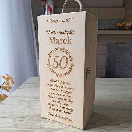 Drevený box na fľašu whisky a alkohol s gravírovaným venovaním bude originálnym darčekom k okrúhlym narodeninám