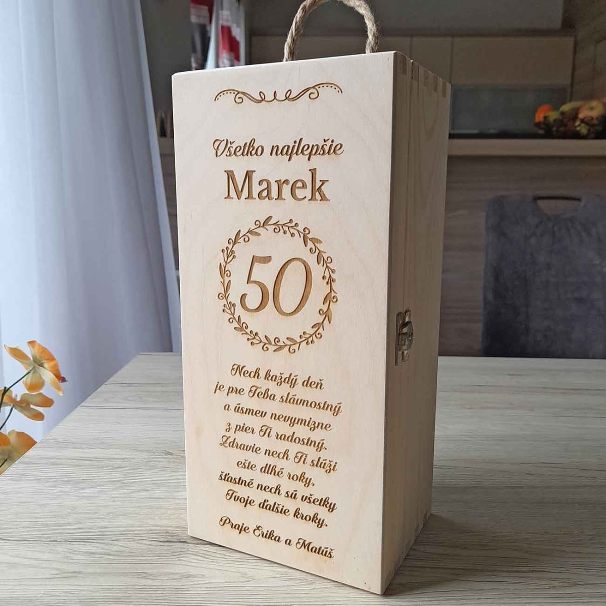 Drevený box na fľašu whisky a alkohol s gravírovaným venovaním bude originálnym darčekom k okrúhlym narodeninám