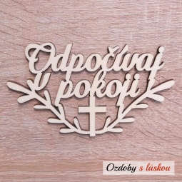 Drevený nápis Odpočívaj v pokoji s krížikom a vetvičkami na Sviatok Všetkých svätých.