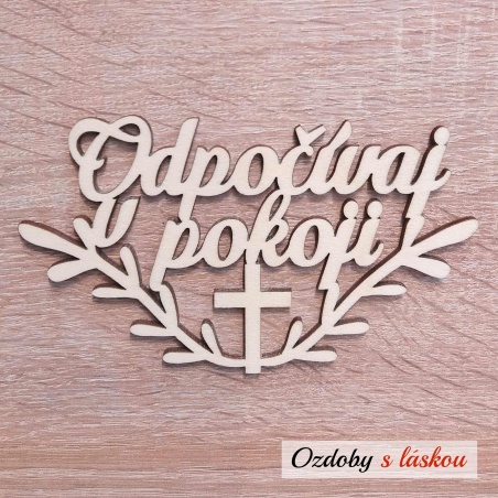 Drevený nápis Odpočívaj v pokoji s krížikom a vetvičkami na Sviatok Všetkých svätých.