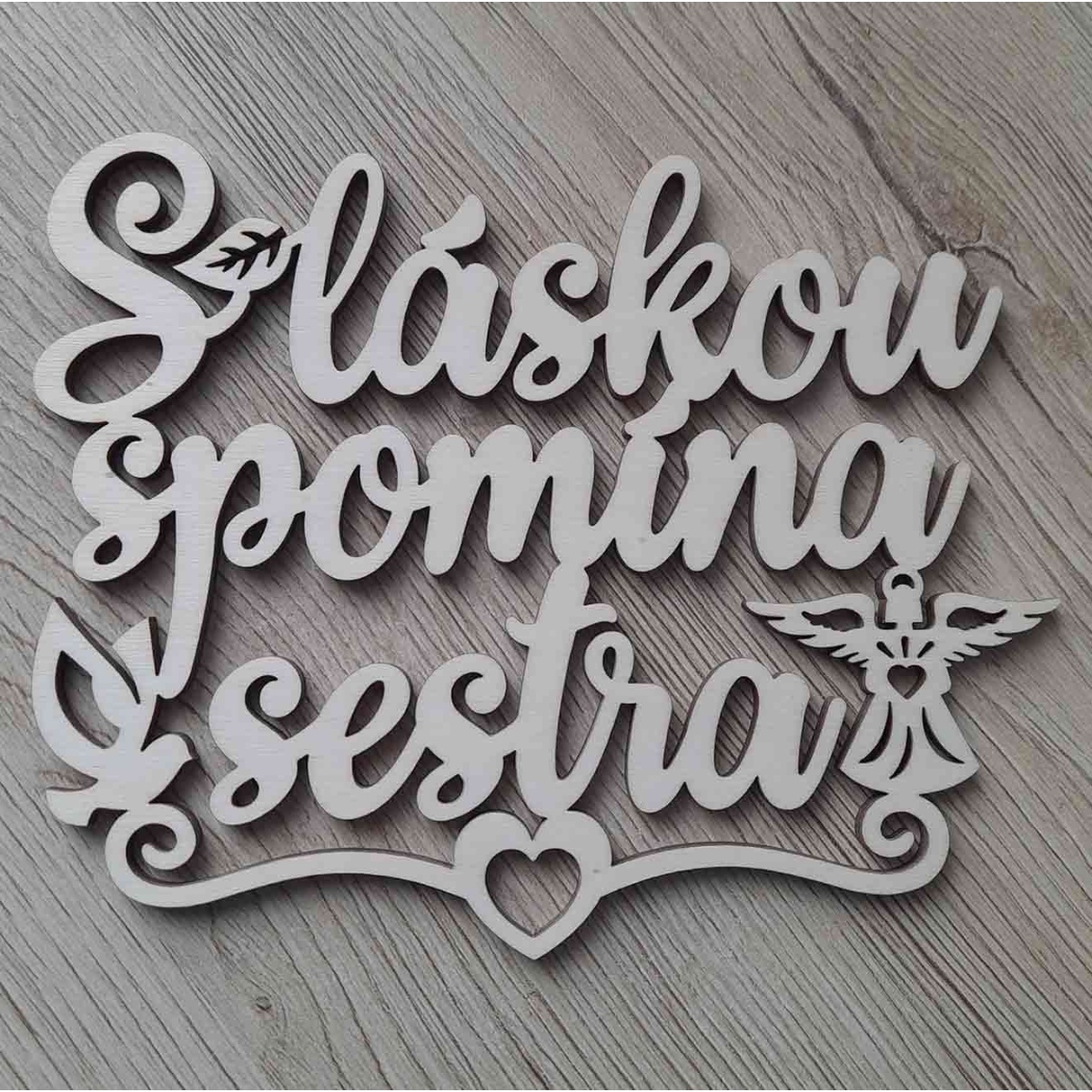 Drevený nápis na hroby s vlastným textom vyrezávaný laserom z preglejky S láskou spomína sestra