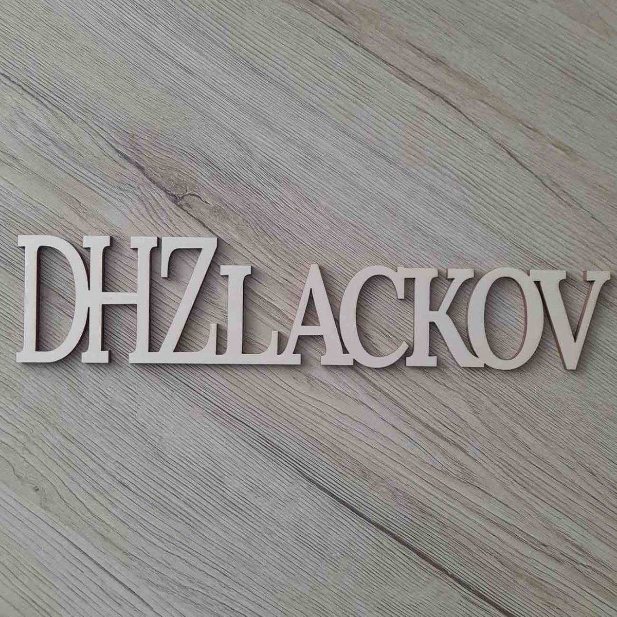 Drevený nápis s vlastným textom vyrezávaný laserom z preglejky veľké tlačené písmo