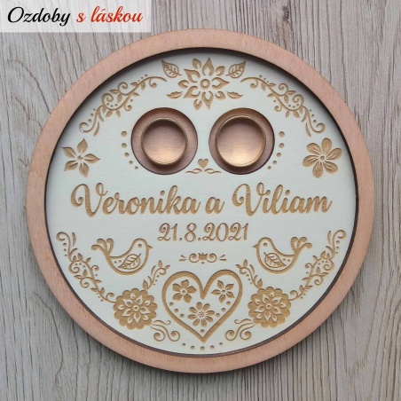 Moderný drevený svadobný podnos na obrúčky s gravírovanými vzormi, menami a dátumom svadby