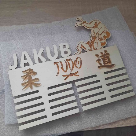 Drevený vešiak na medaily s menom Judo