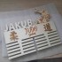 Drevený vešiak na medaily s menom Judo