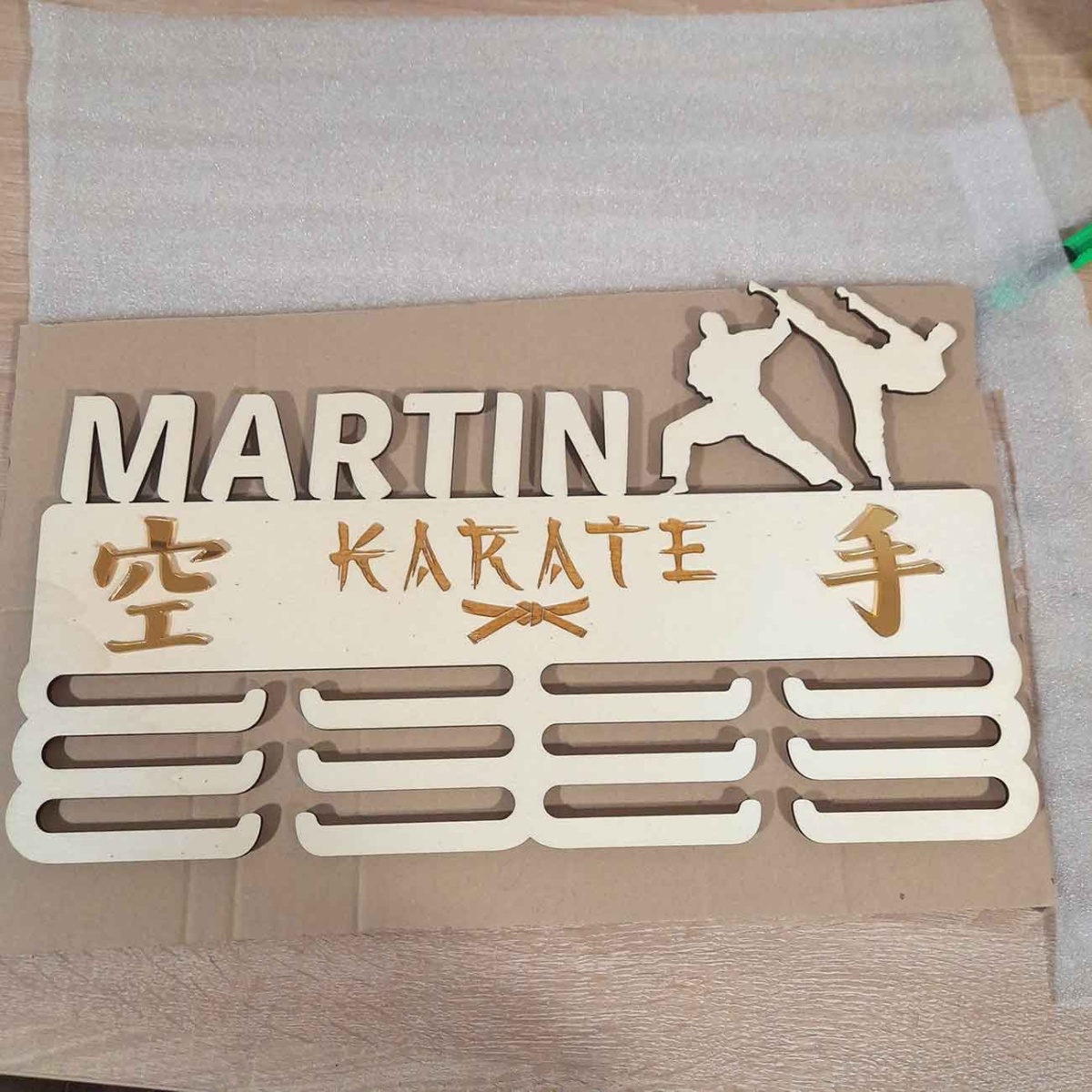 Drevený vešiak na medaily s menom Karate