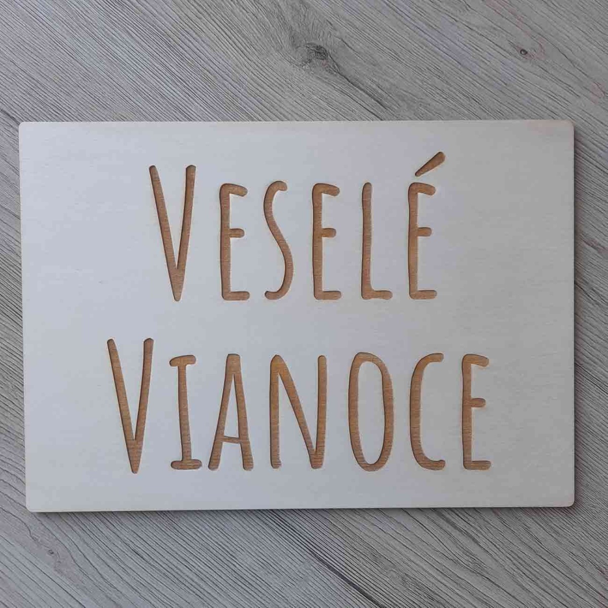 Drevená tabuľka s gravírovaným textom veselé vianoce v rozmere A4 30x20cm