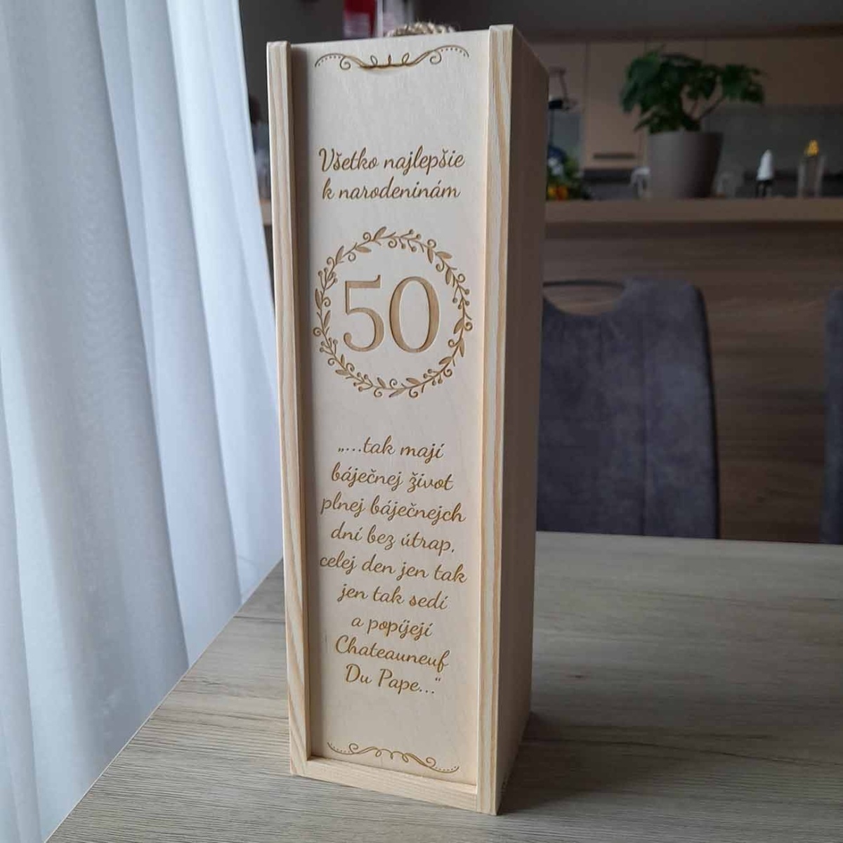 Personalizovaný drevený box na fľašu  vína s gravírovaným venovaním ako darček k narodeninám