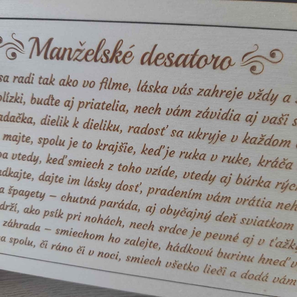 Darčeková drevená obálka na peniaze s vlastným gravírovaným textom a venovaním