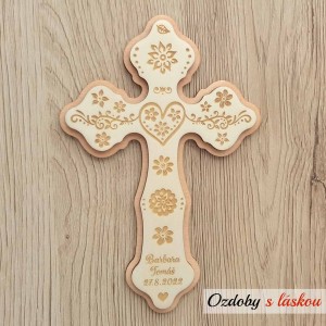Drevený svadobný kríž Folk Elegant s gravírovanými menami a dátumom svadby