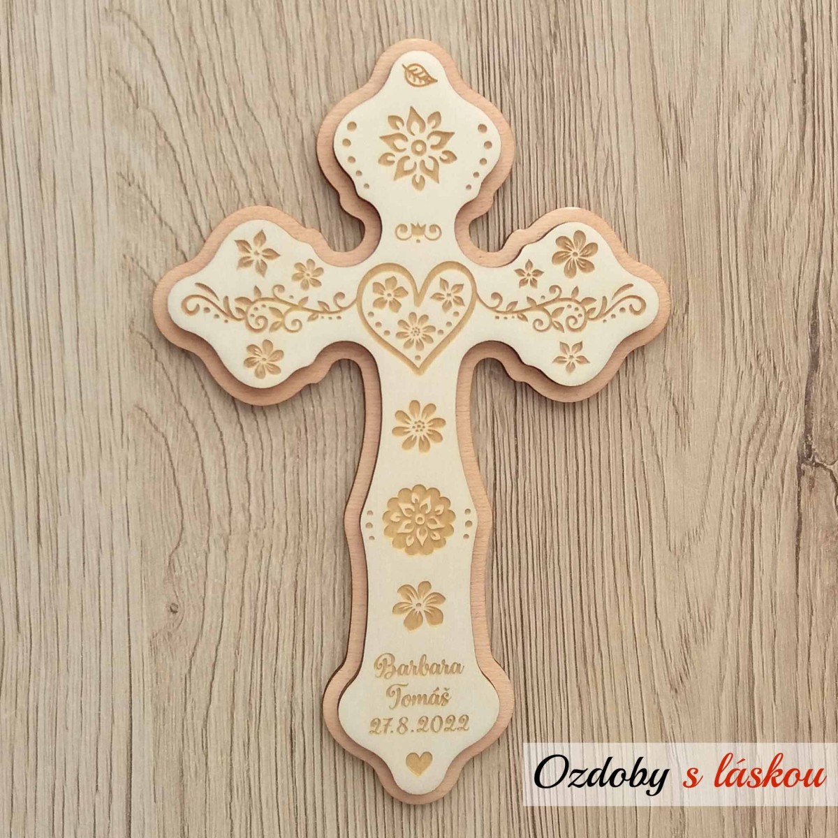 Drevený svadobný kríž Folk Elegant s gravírovanými menami a dátumom svadby