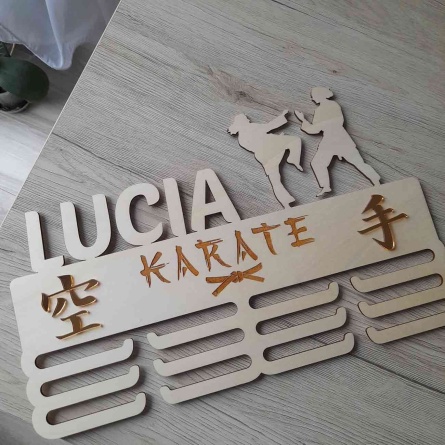 Drevený závesný vešiak na medaily s námetom karate a menom dieťaťa pre dievča gravírovaný a vyrezávaný laserom