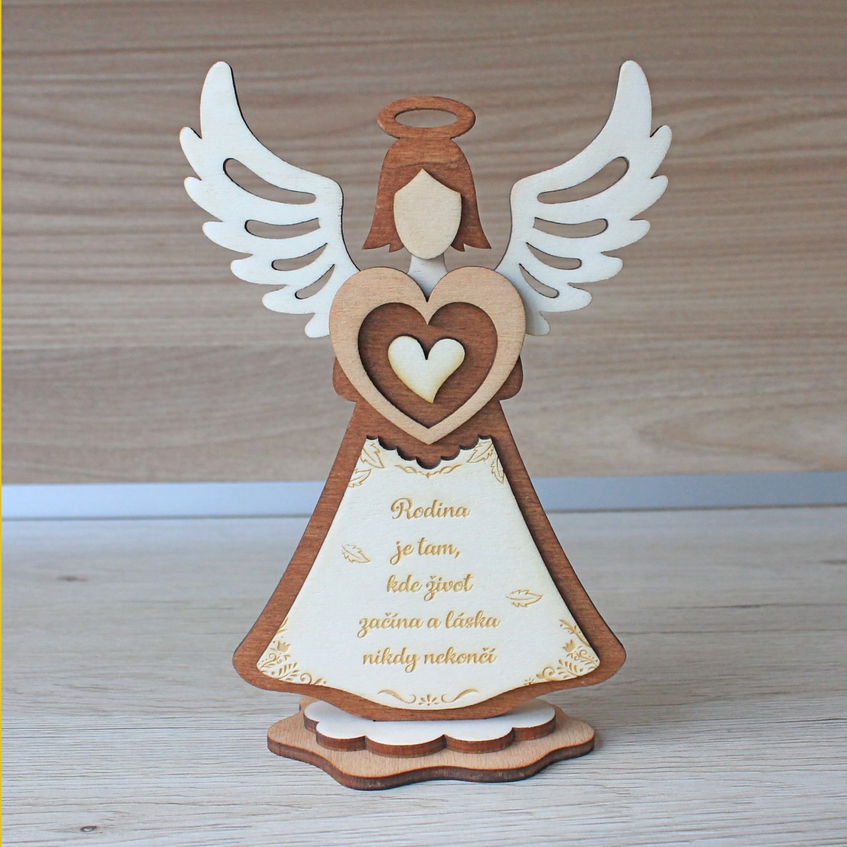 Drevená dekorácia anjel s gravírovaným textom: Rodina je tam, kde život začína a láska nikdy nekončí.