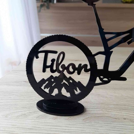 Personalizované darčeky k okrúhlym narodeninám čierny plastový horský bicykel s menom a číslom