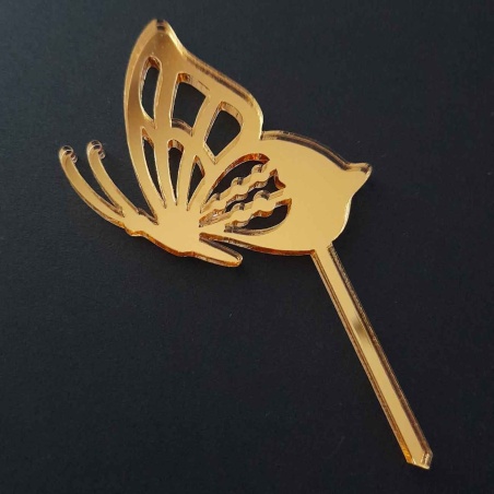 Mini zlatý zrkadlový zápich na vrch torty s námetom letiaceho motýľa z bočného pohľadu