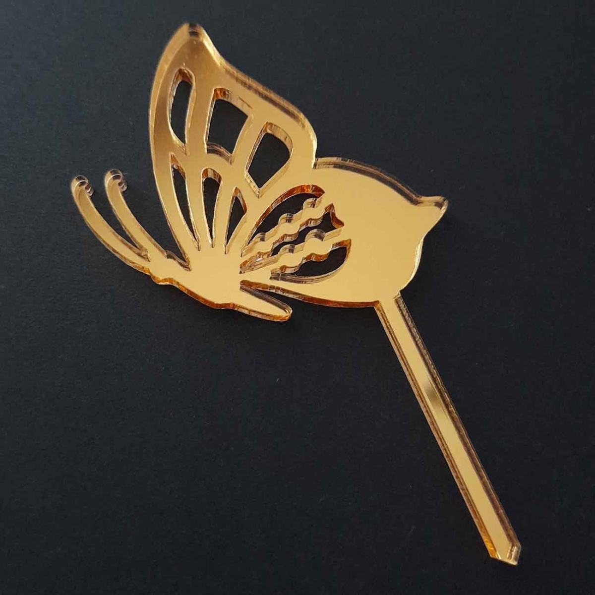 Mini zlatý zrkadlový zápich na vrch torty s námetom letiaceho motýľa z bočného pohľadu