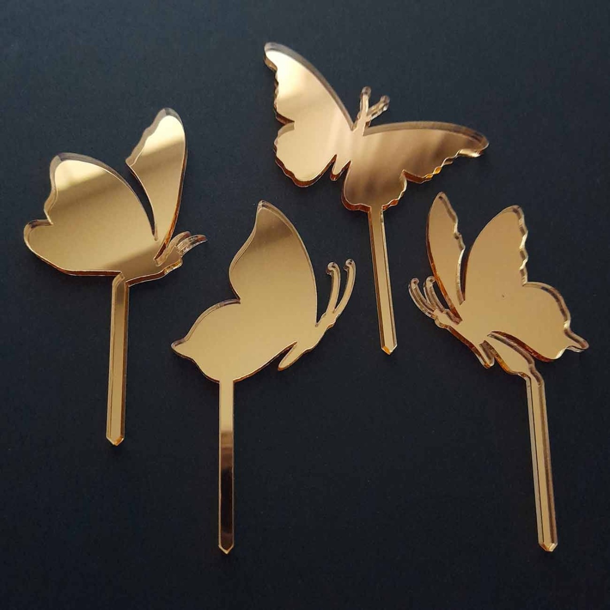 Zlaté zrkadlové motýle ako mini malé zápichy na vrch torty sada 4ks v balení