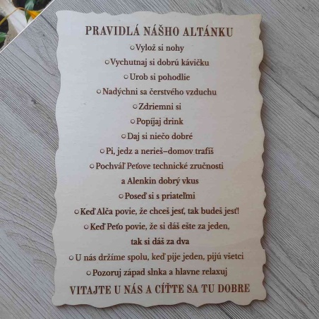 Drevená závesná tabuľka s vlastným gravírovaným textom pravidlá nášho altánku