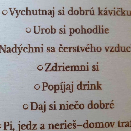 Výroba a predaj drevených tabuliek s vlastným textom na mieru