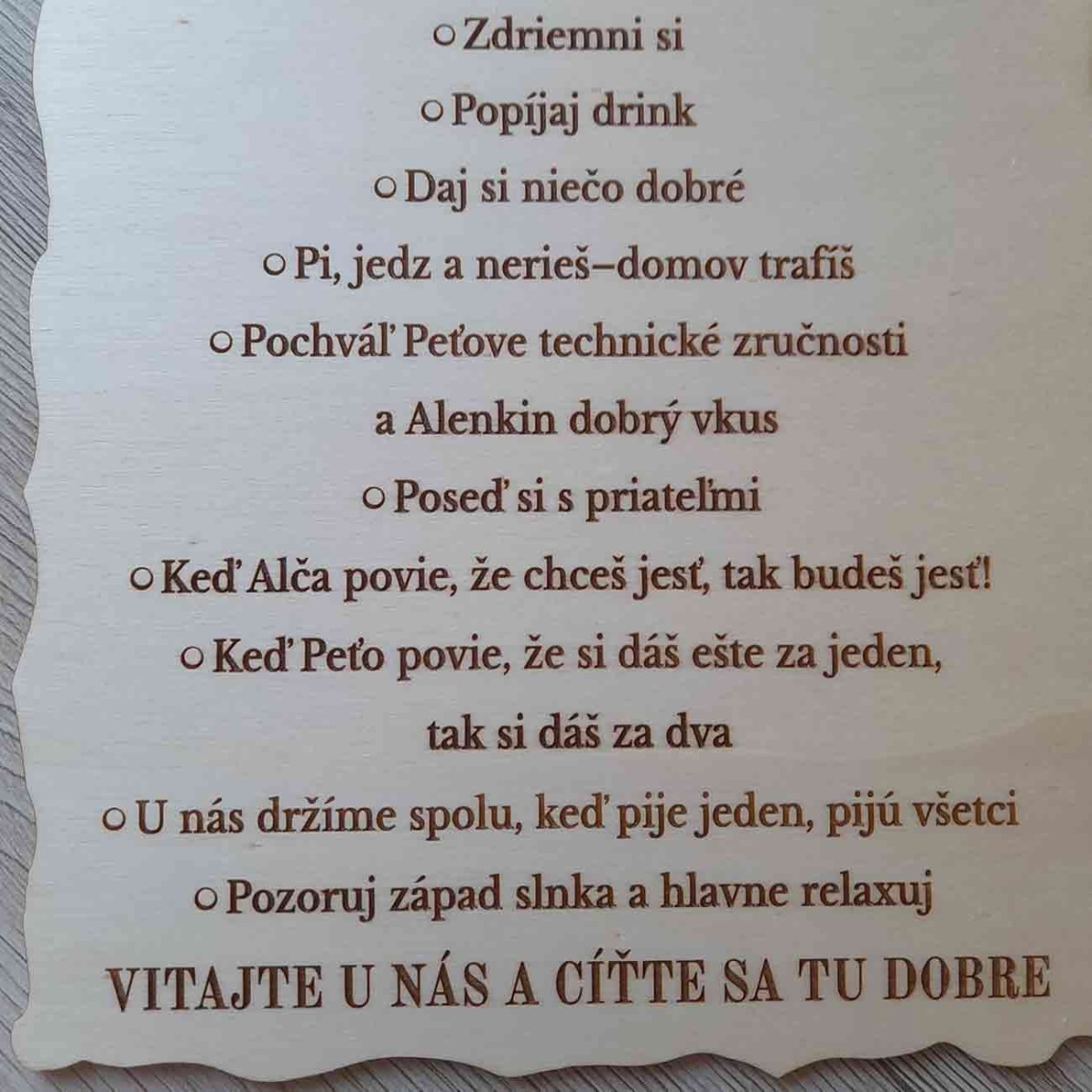 Originálny drevený darček závesná drevená tabuľka s gravírovaným venovaním