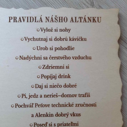 Drevená tabuľka závesná vyrezávaná laserom z preglejky s gravírovaným textom