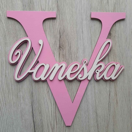 Veľké závesné drevené písmeno iniciál s menom v svetlo ružovej pastelovej farbe na stenu do detskej izby 30cm výška