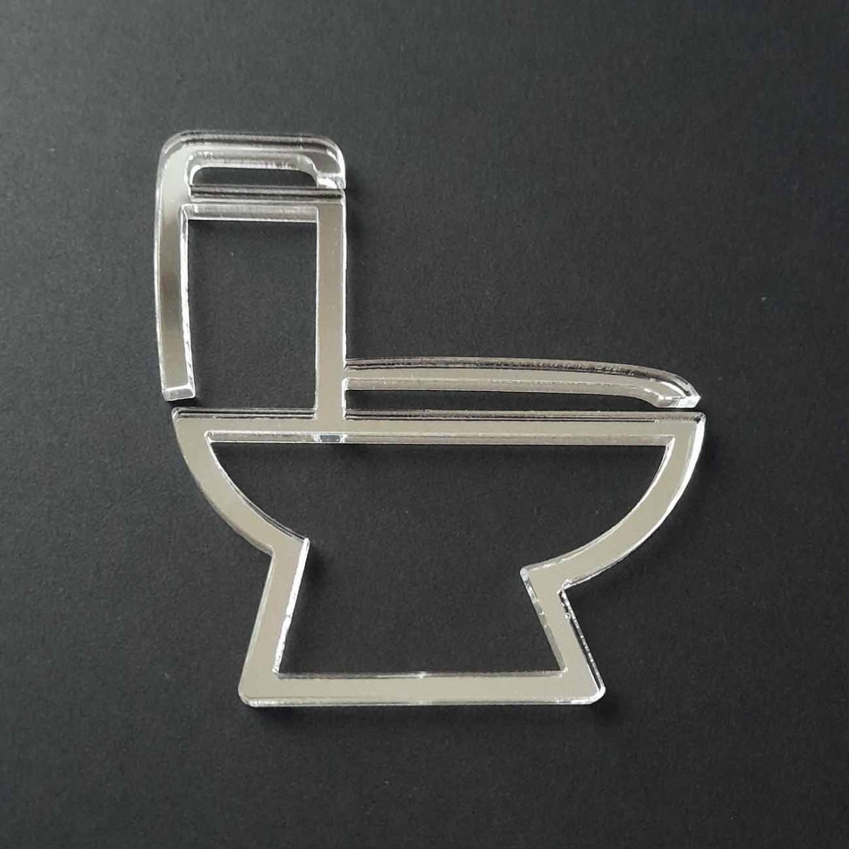 Originálny symbol na označenie dverí WC v podobe piktogramu toalety zo strieborného plastu