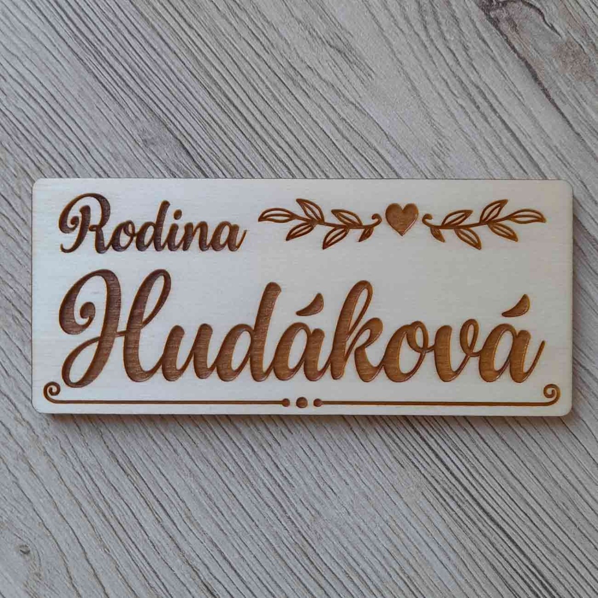 Drevené laserom gravírované menovky na vstupné dvere bytu na predaj