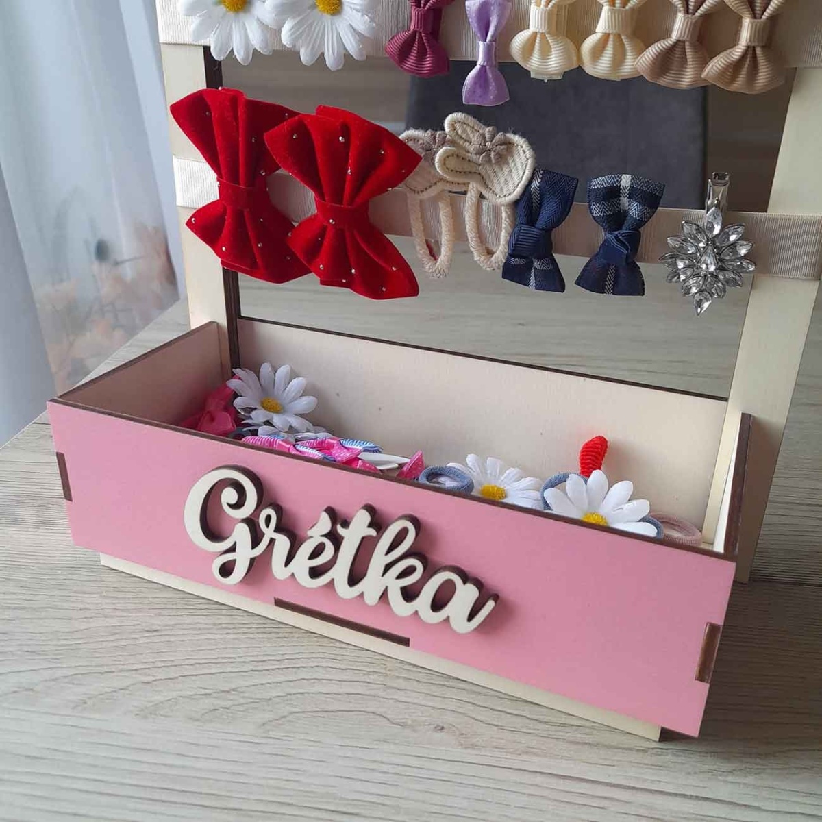 Originálny drevený úložný organizér na gumičky do vlasov, sponky a štipce s menom dievčatka