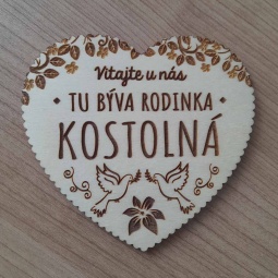 Originálna drevená menovka na vstupné dvere bytu v tvare srdca s gravírovaným textom