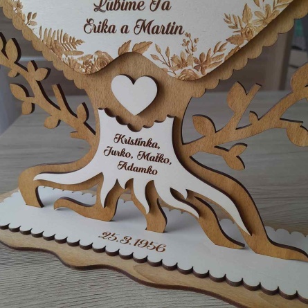Detail kmeňa stromu s gravírovaným textom darčeka k okrúhlym narodeninám